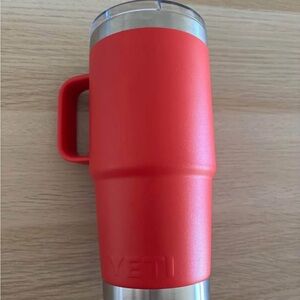 YETI RED 20 OZ TRAVEL MUG
WITH STRONGHOLD LID